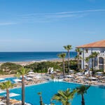 Vista de las impresionantes piscinas exteriores del hotel con el Atlántico como telón de fondo