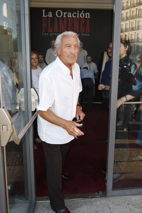 Manuel Zarzo en la capilla ardiente de Lina Morgan