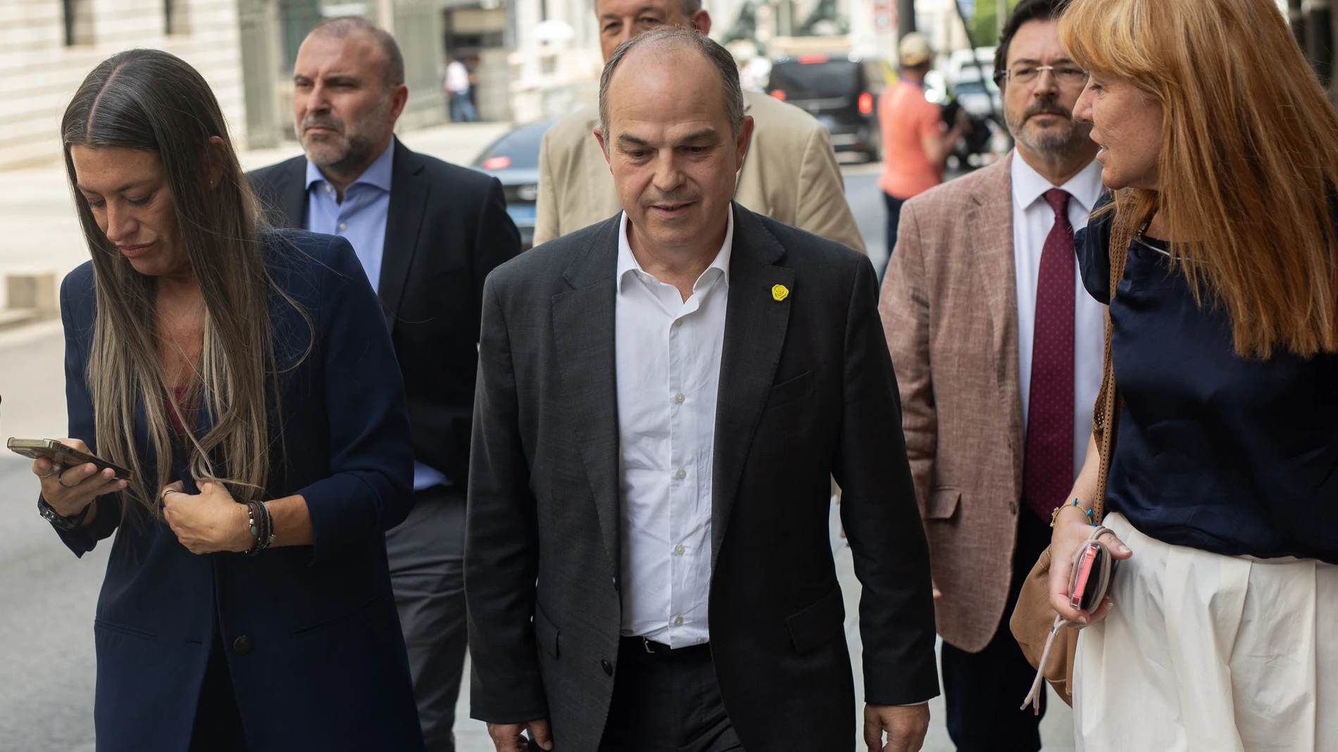 El secretario general de Junts, Jordi Turull (2i), y la portavoz del Grupo Parlamentario Junts, Miriam Nogueras (1i), a su llegada al Congreso de los Diputados, a 17 de junio de 2025, en Madrid (España). Turull, ha explicado que ha dado un margen al presidente del Gobierno para que nombre un nuevo interlocutor con su partido en sustitución de Santos Cerdán, pero le ha exigido "garantías" de que cumplirán los compromisos incluidos en el pacto por el que sus diputados apoyaron su investidura. ...