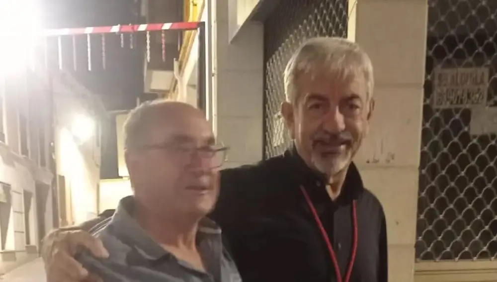 Carlos Sobera conversa con Juan Para, vecino de peñafiel, tras salir de la cena de hermandad en Asados Mauro