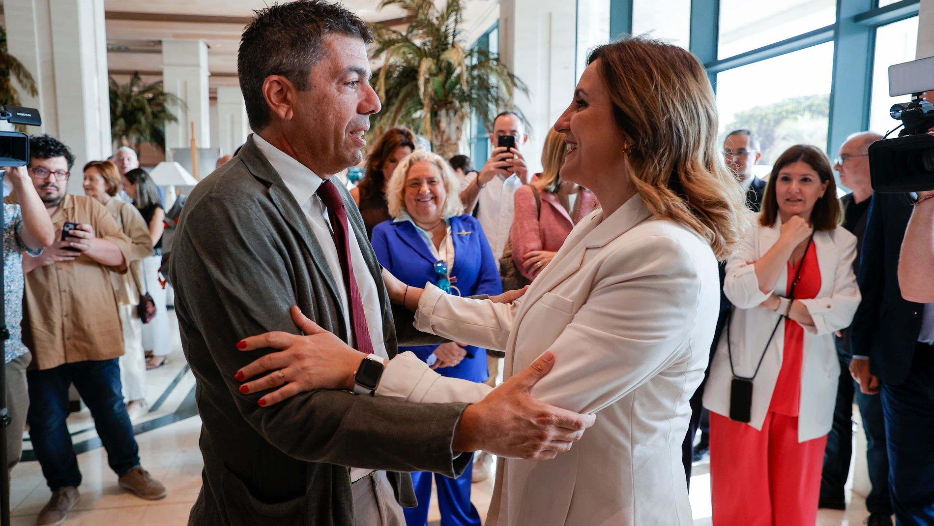 GRAFCVA8178. VALENCIA, 17/06/2025.- El president de la Generalitat, Carlos Mazón, saluda a la alcaldesa de València, María José Catalá, a su llegada al Fórum Europa Tribuna del Mediterráneo donde interviene el mismo día en que se cumplen dos años de su toma de posesión como máxima responsable del Ayuntamiento de la capital valenciana. EFE/Manuel Bruque