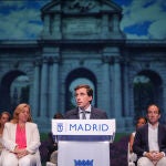 Almeida, esta mañana, flanqueado por la vicealcaldesa Inma Sanz y el concejal Borja Carabante
