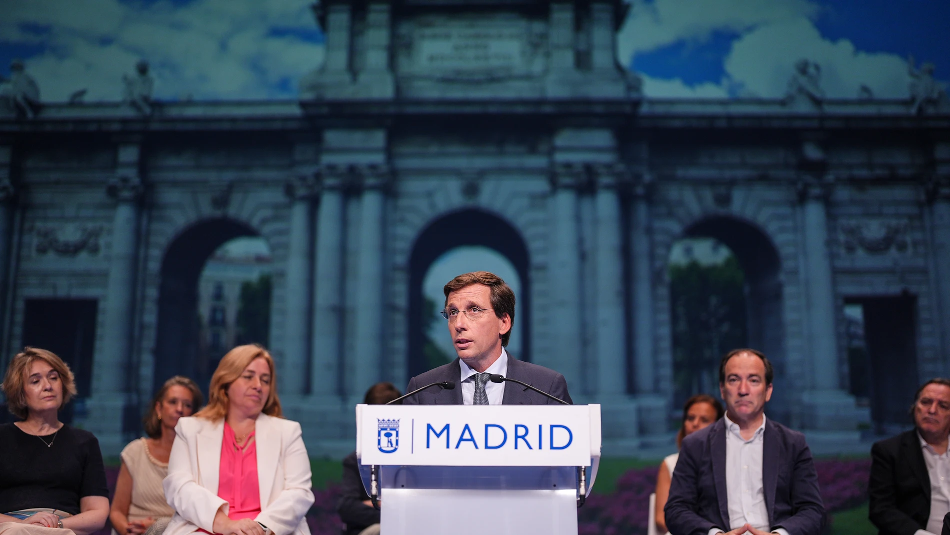 Almeida, esta mañana, flanqueado por la vicealcaldesa Inma Sanz y el concejal Borja Carabante