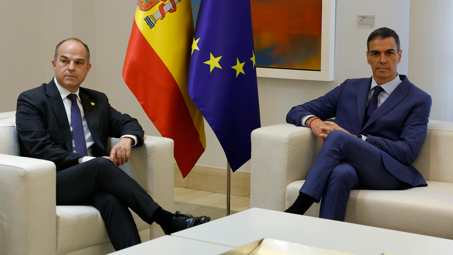 MADRID, 17/06/2025.-El presidente del Gobierno, Pedro Sánchez, y el secretario general de JxCat, Jordi Turull (i), durante un encuentro celebrado este martes en el Palacio de la Moncloa. EFE/ J.J. Guillén