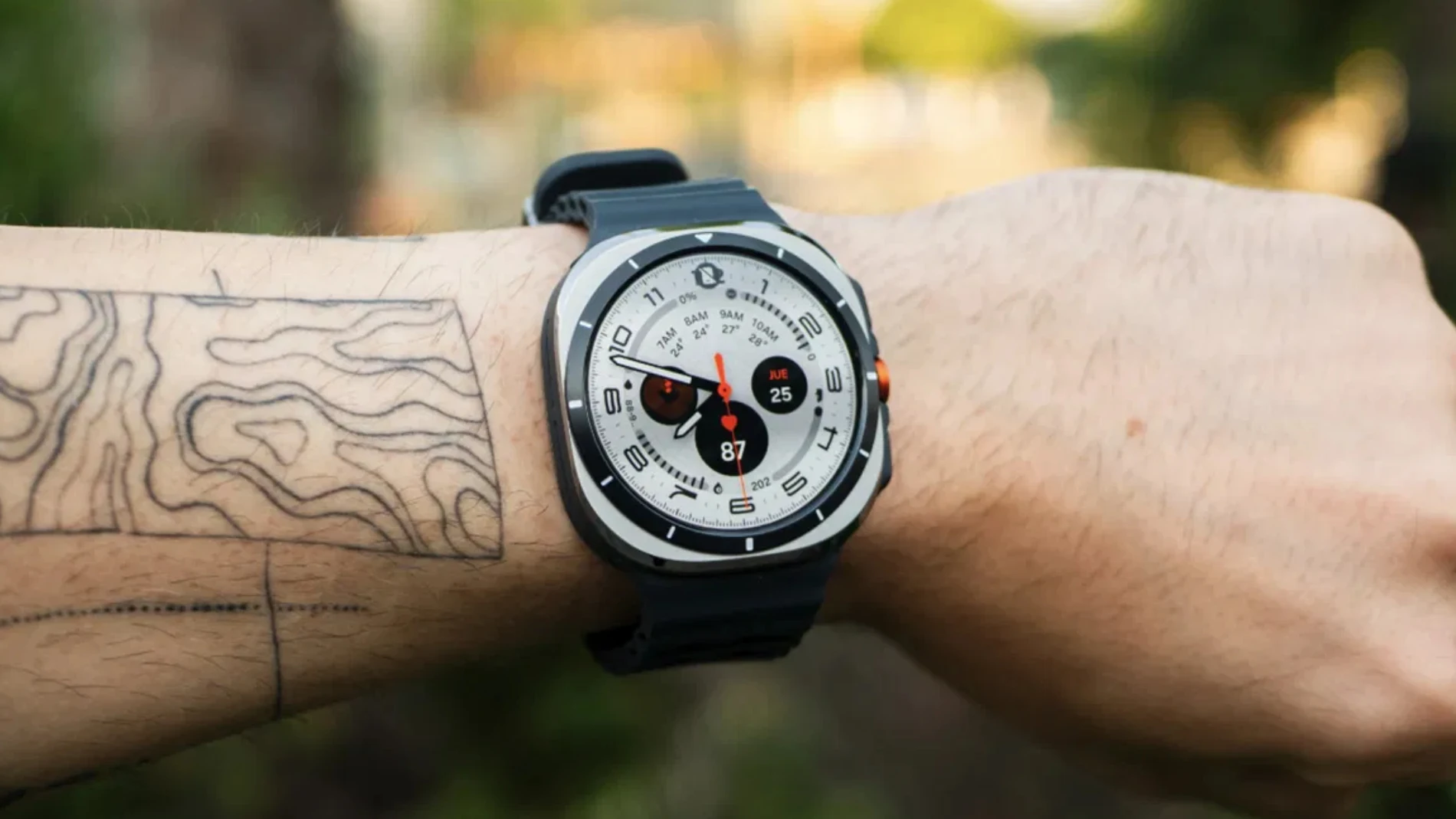 El Samsung Galaxy Watch Ultra en color gris y negro
