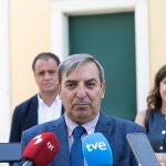El consejero de Movilidad, José Luis Sanz Merino, atiende a los medios de comunicación en Sanchonuño
