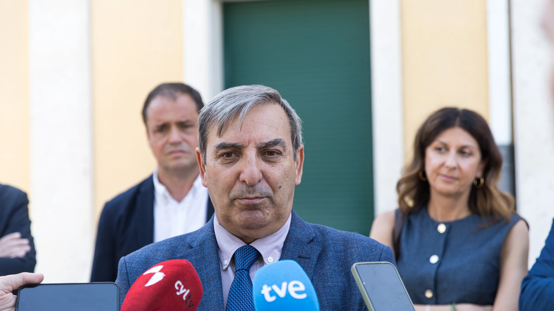 El consejero de Movilidad, José Luis Sanz Merino, atiende a los medios de comunicación en Sanchonuño