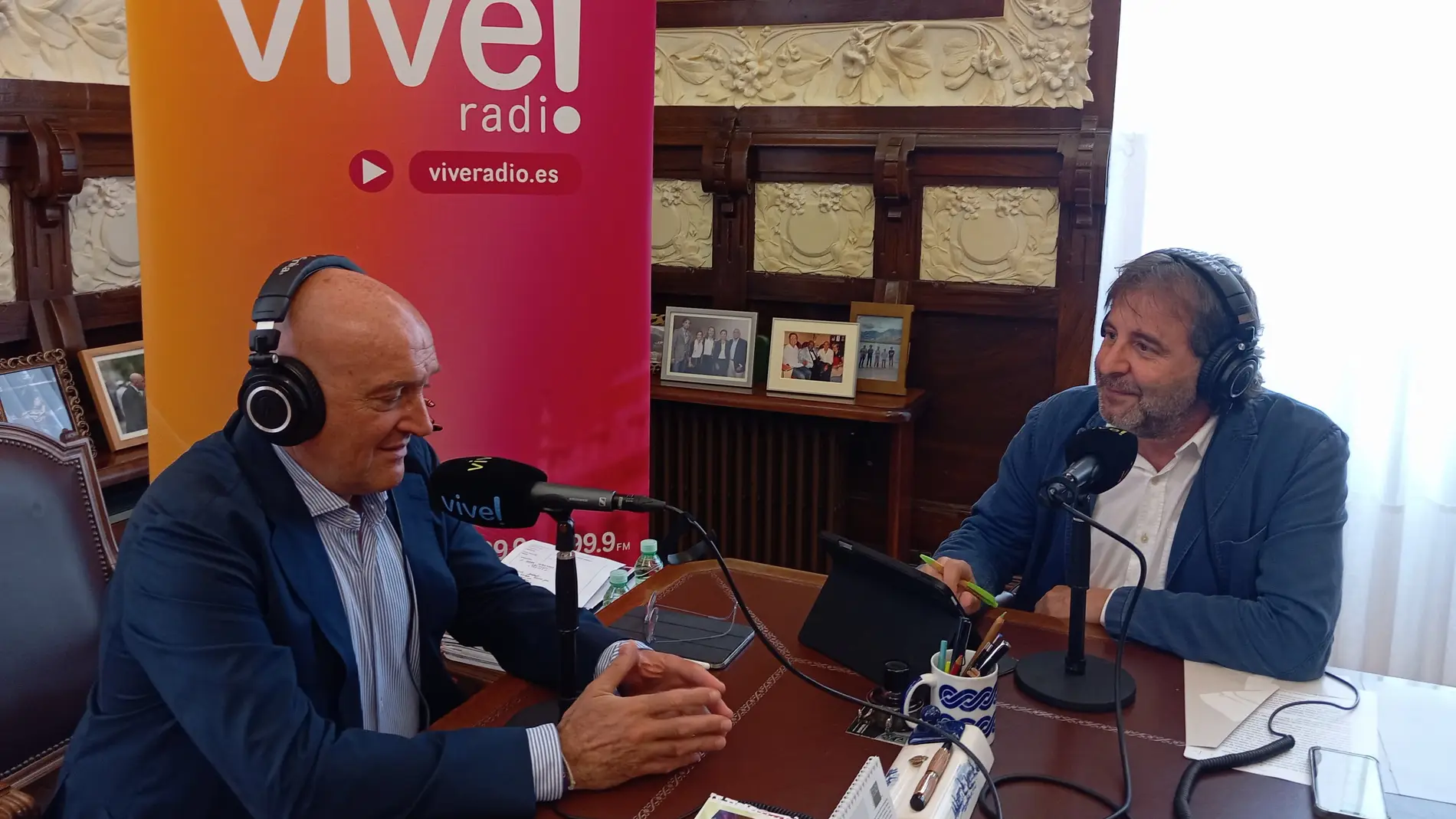 El director de Vive! Radio Castilla y León, Óscar Galver, entrevista al alcalde de Valladolid, Jesús Julio Carnero