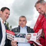 Santos Cerdán en una visita a Villaquilambre junto al secretario general del PSOE de León, Alfonso Cendón, y el alcalde de Villaquilambre, Jorge Pérez