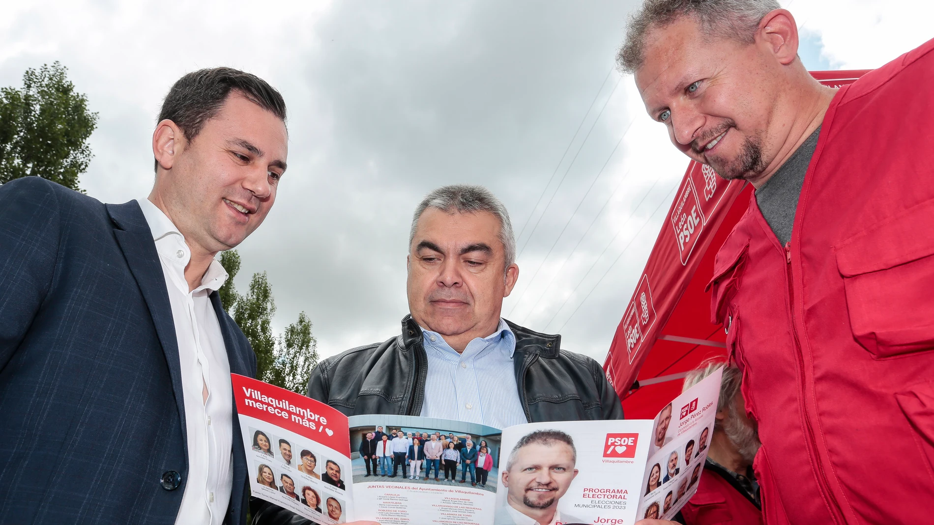 Santos Cerdán en una visita a Villaquilambre junto al secretario general del PSOE de León, Alfonso Cendón, y el alcalde de Villaquilambre, Jorge Pérez
