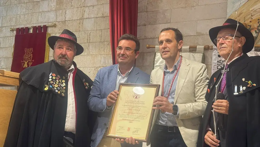Conrado Íscar recibe el reconocimiento al Museo Provncial del Vino en presencia de Roberto Díez y Antonio Olmedo