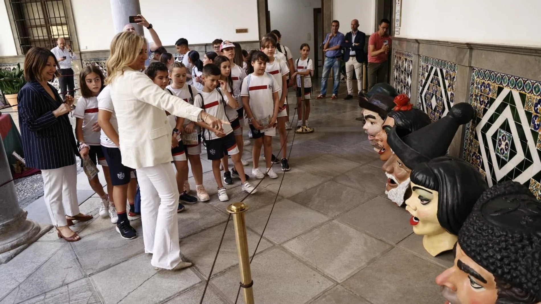Los más pequeños descubren en Granada la historia de la Tarasca y de los gigantes y cabezudos