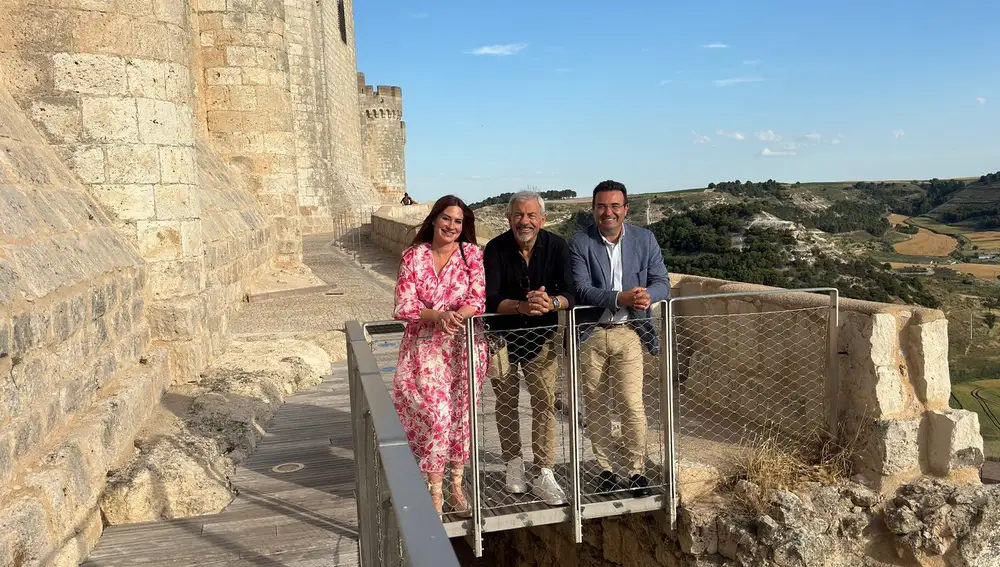 Carlos Sobera visita el castillo de Peñafiel junto al alcalde Roberto Díez y la diputada y concejal de Turismo, Yolanda Burgoa