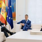 Pedro Sánchez, con el secretario general de Junts, Jordi Turull, y la portavoz en el Congreso, Míriam Nogueras