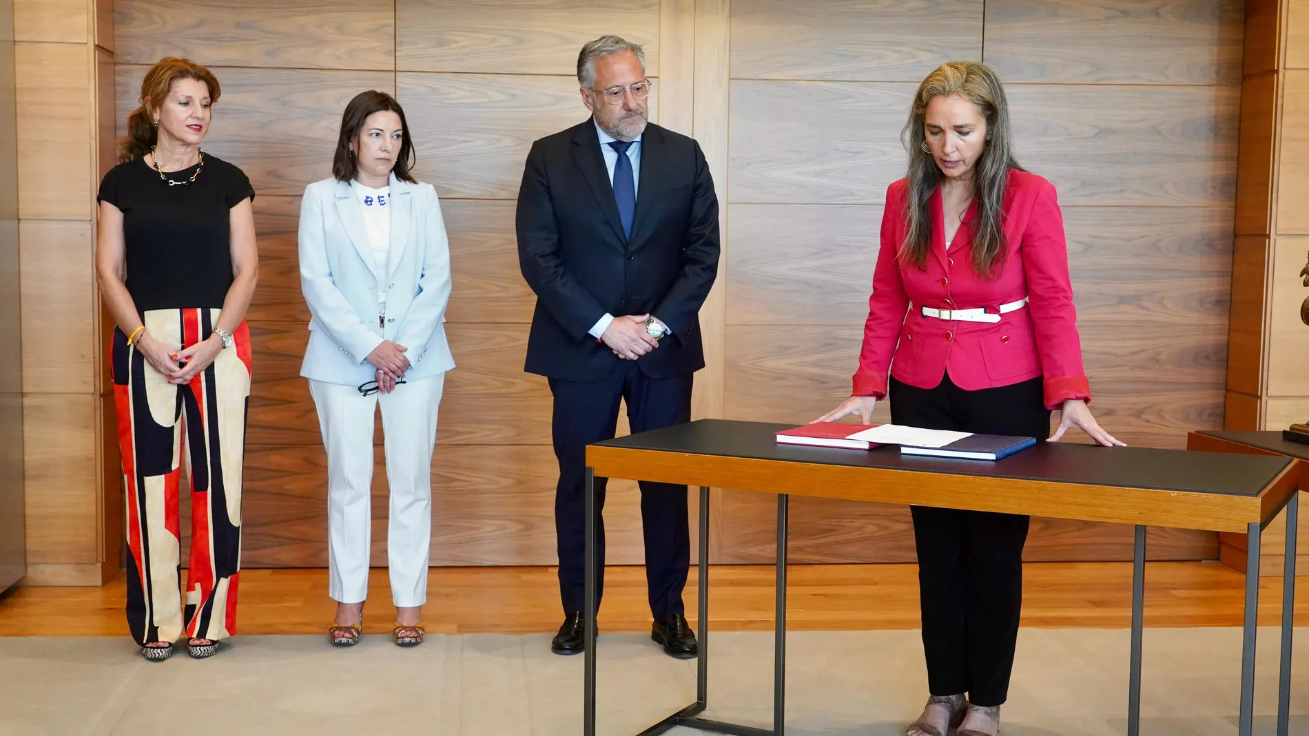 Laura Seseña toma posesión de su nuevo puesto ante la presencia de Carlos Pollán