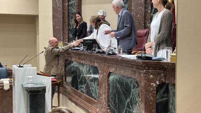 Un diputado toma posesión en la Asamblea jurando como "comunista y republicano" confeso