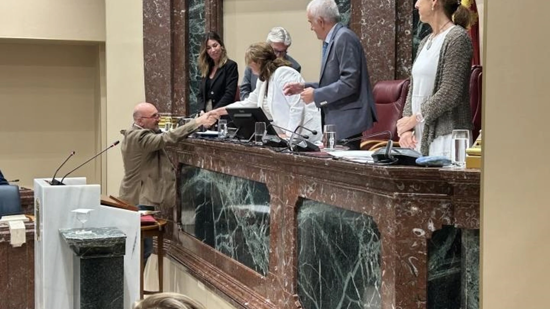 Un diputado toma posesión en la Asamblea jurando como "comunista y republicano" confeso