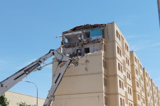 Obras de demolición en el cuartel de Toledo.