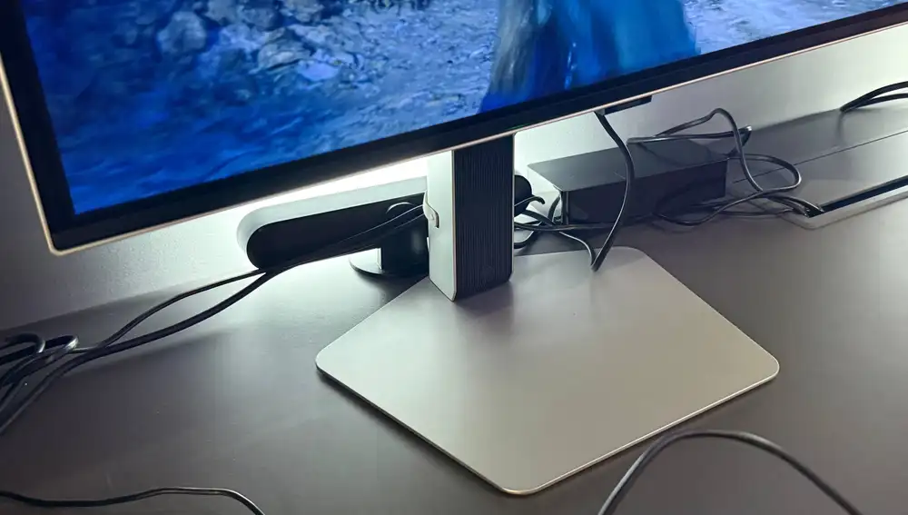 La base es la clásica pentangonal de los Odyssey OLED