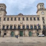 Imagen de la Plaza del Ayuntamiento de Alicante y el edificio consistorial