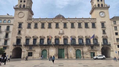 Imagen de la Plaza del Ayuntamiento de Alicante y el edificio consistorial