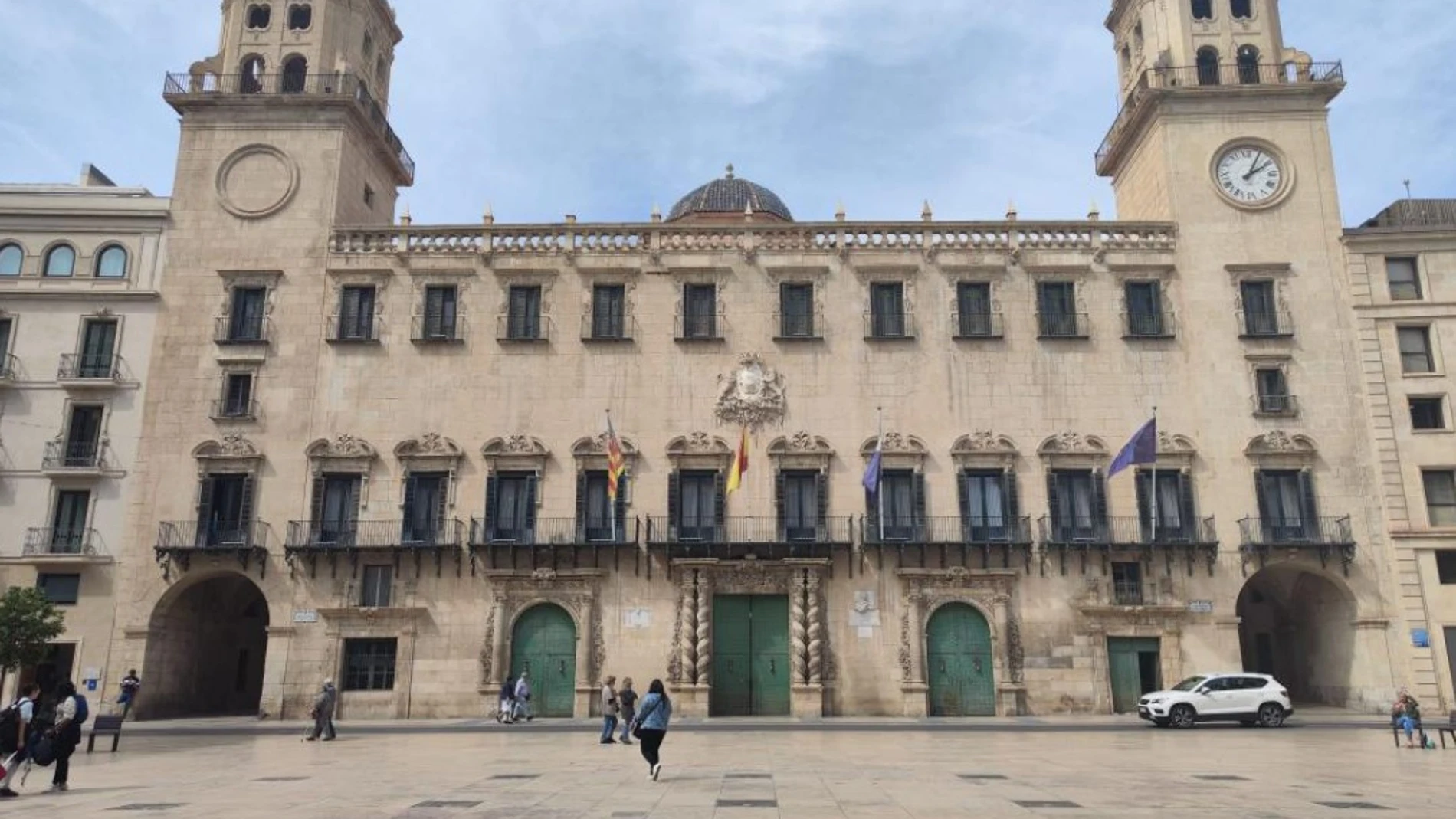 Imagen de la Plaza del Ayuntamiento de Alicante y el edificio consistorial