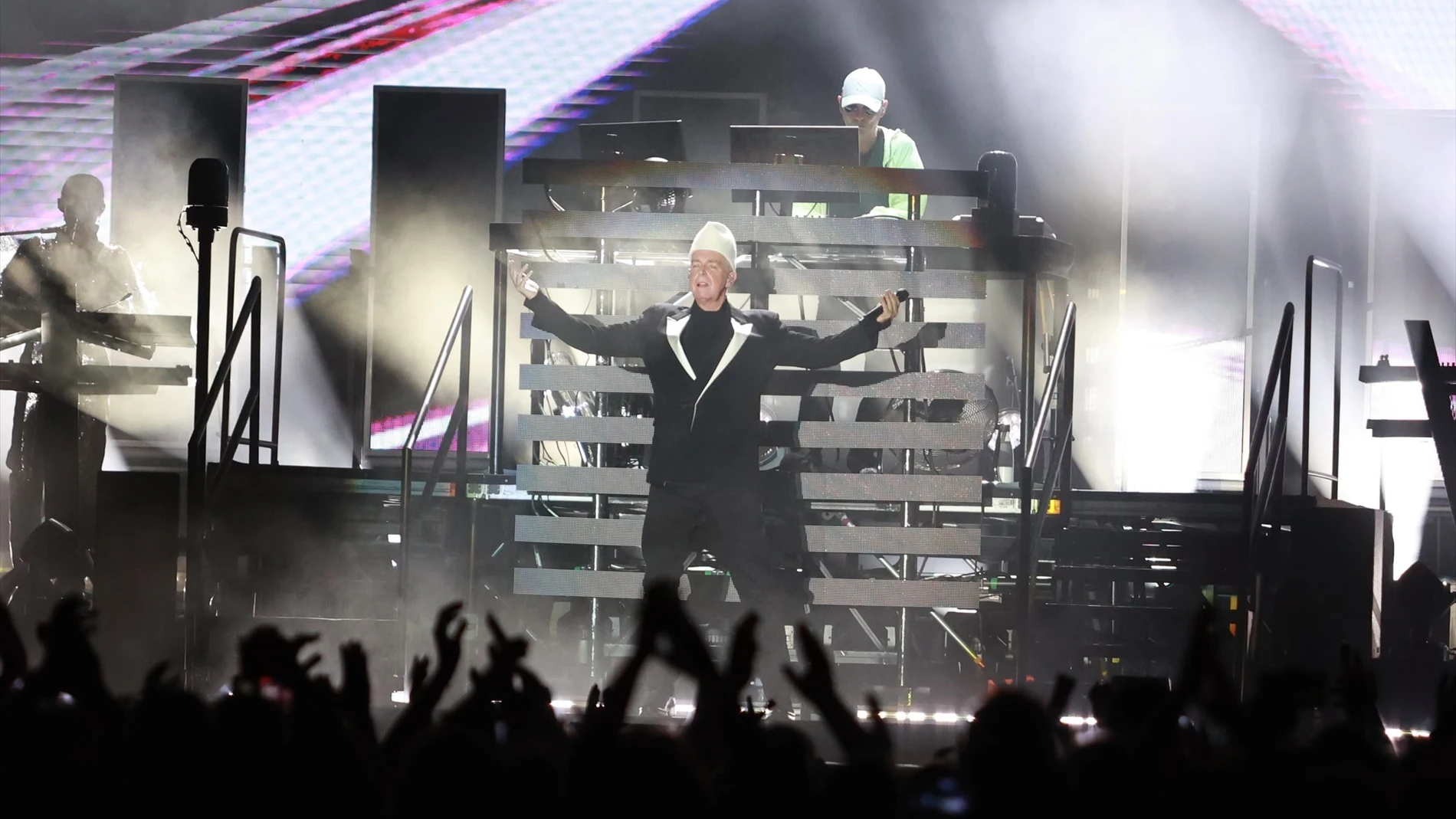 Pet Shop Boys convierte la Plaza de España en una fiesta de tecno pop y magia retro con el inicio de su gira
