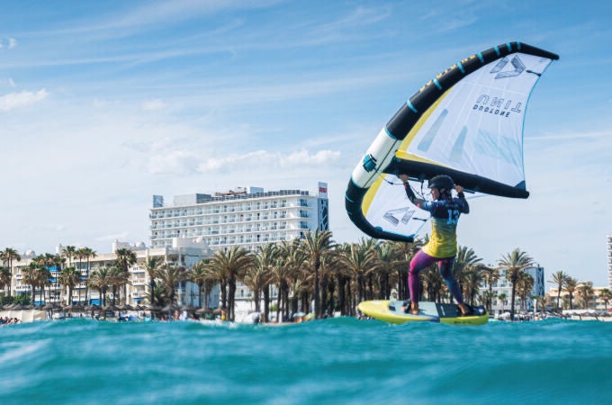 Las playas son ideales para deportes como el wing foil