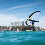 Las playas son ideales para deportes como el wing foil