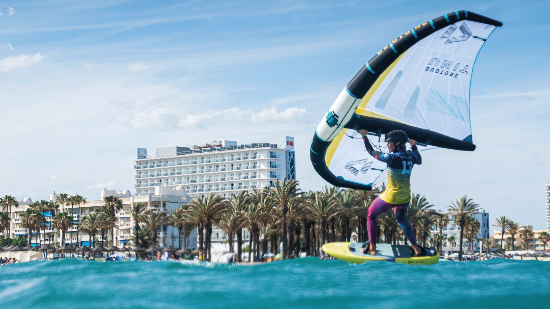 Las playas son ideales para deportes como el wing foil