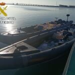 Dos embarcaciones de alta velocidad cargadas con combustible para narcolanchas