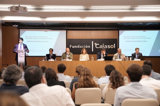 El Instituto de Estudios Cajasol ha celebrado una jornada sobre la vivienda