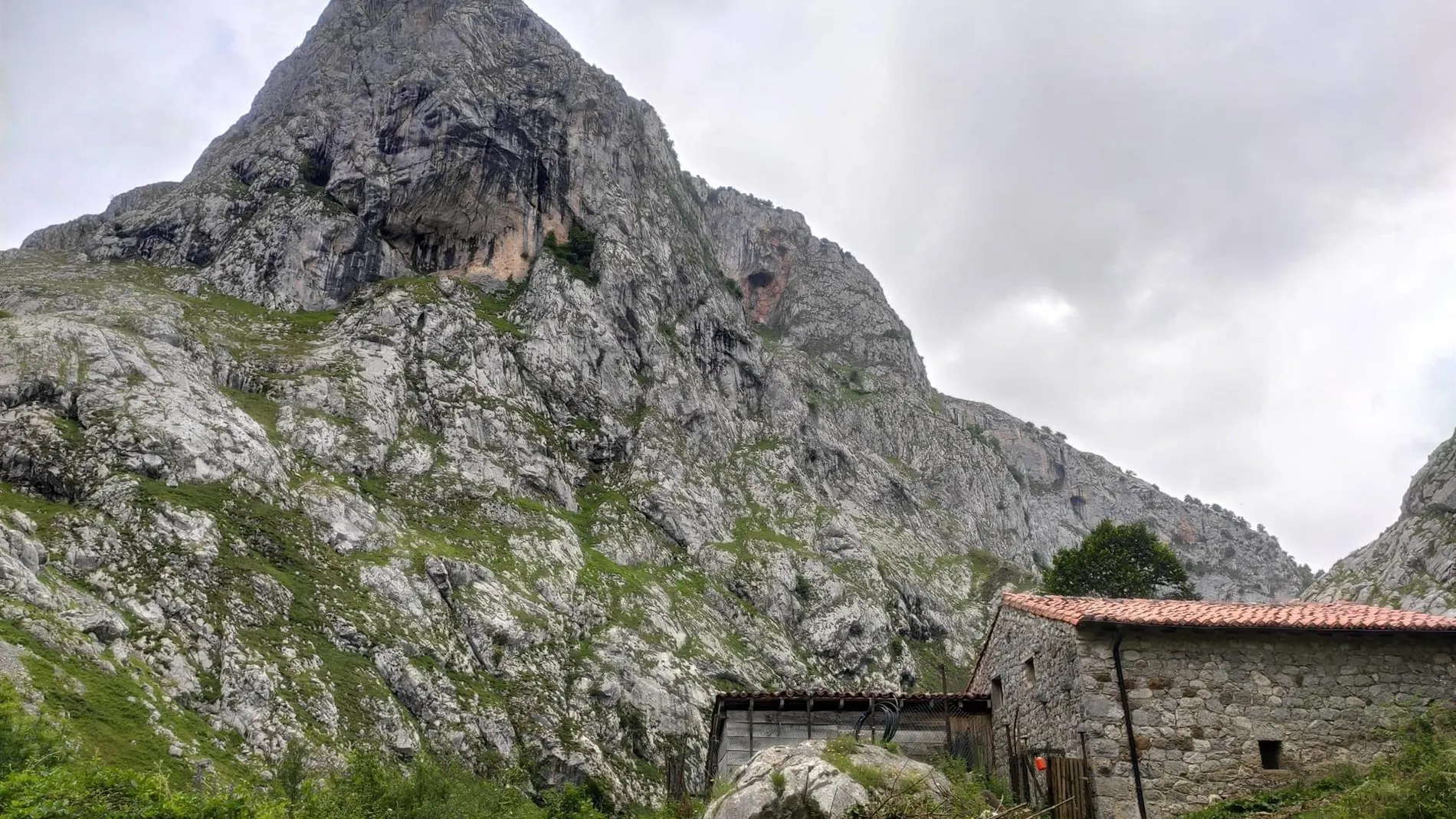 Sucesos.- Rescatados cuatro excursionistas desorientados cuando bajaban hacia el refugio de Urriellu, en Asturias