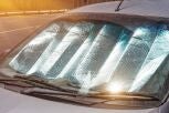 La DGT advierte: multas de hasta 200 euros si usas este parasol en el coche para el verano