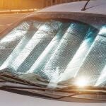 La DGT advierte: multas de hasta 200 euros si usas este parasol en el coche para el verano