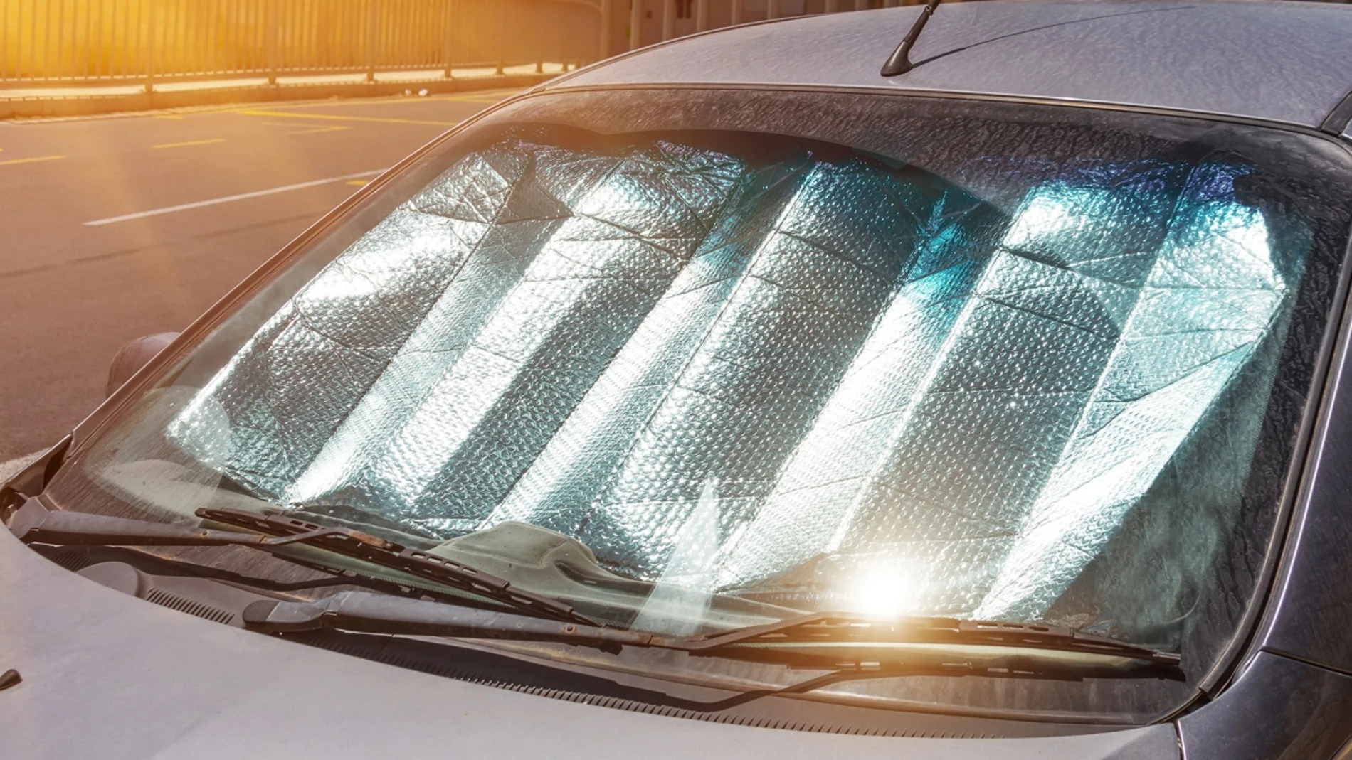 La DGT advierte: multas de hasta 200 euros si usas este parasol en el coche para el verano