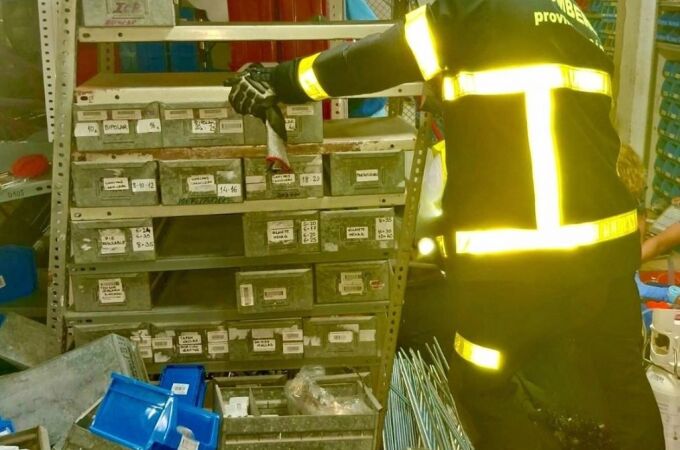Fallece un trabajador en San Fernando al caerle encima el material de una estantería