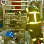 Fallece un trabajador en San Fernando al caerle encima el material de una estantería