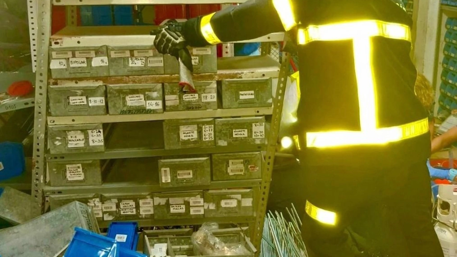 Fallece un trabajador en San Fernando al caerle encima el material de una estantería