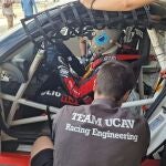Alumnos de ingeniería mecánica aplican sus conocimientos en coches de competición