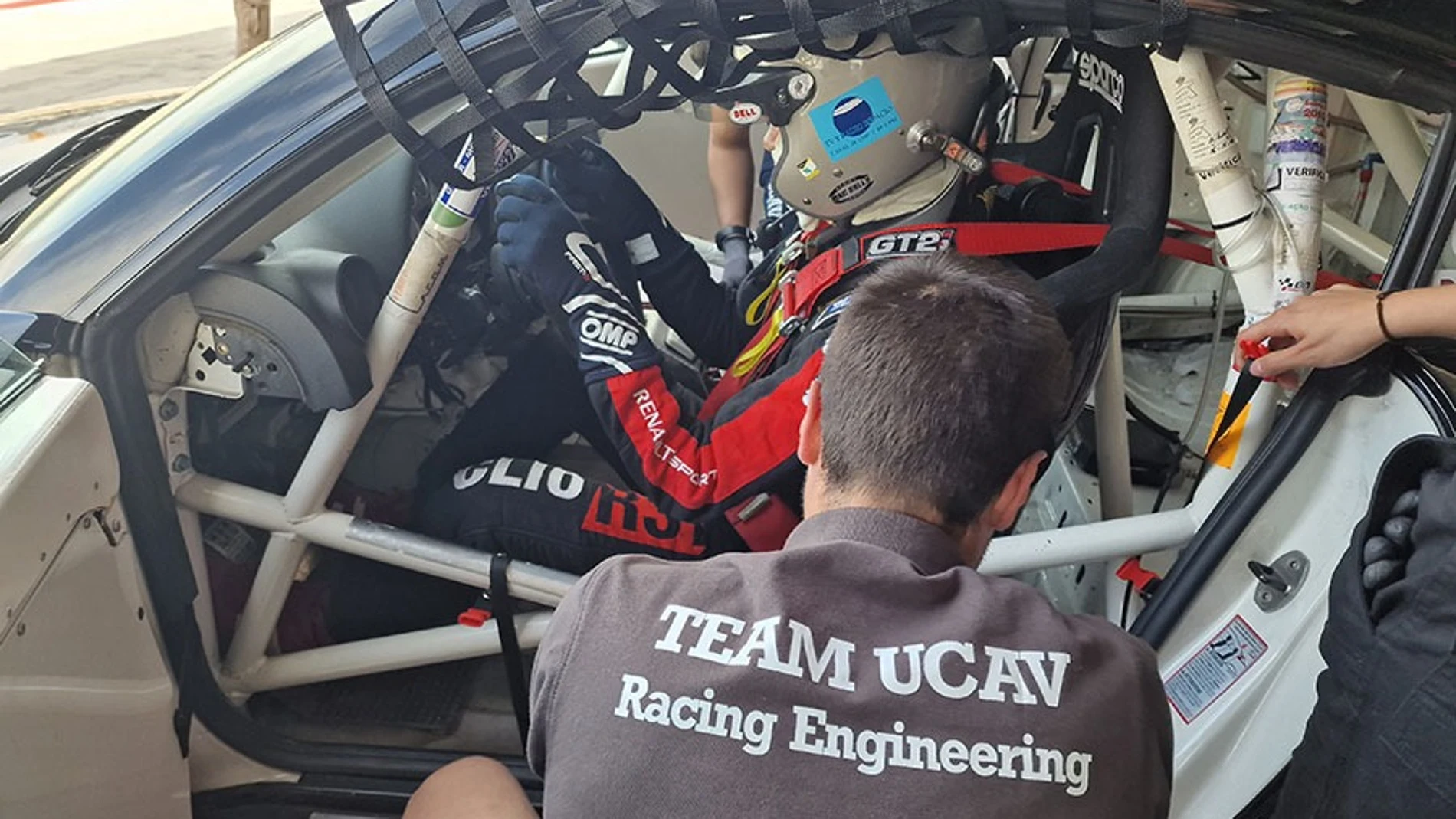 Alumnos de ingeniería mecánica aplican sus conocimientos en coches de competición