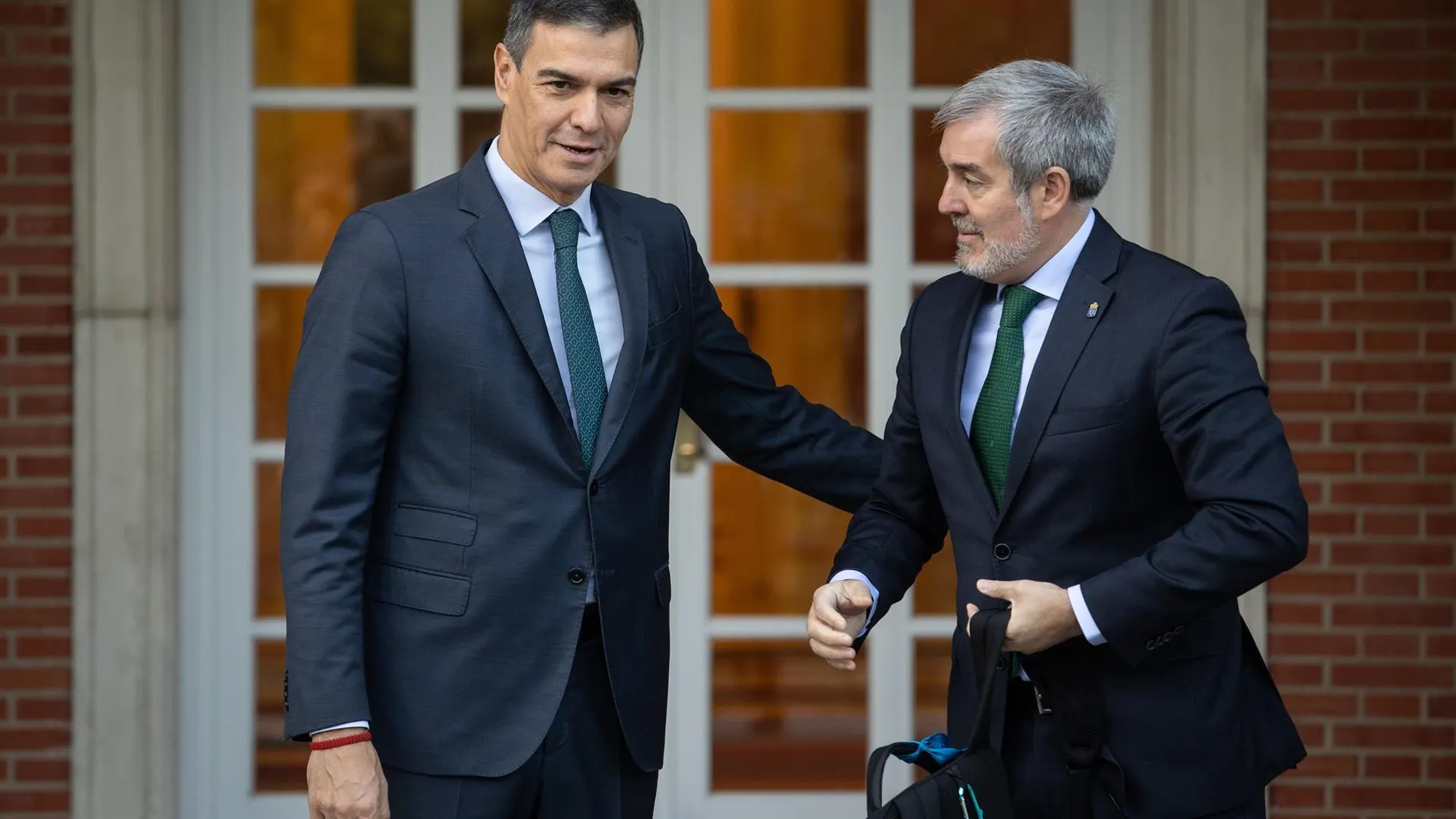 Pedro Sánchez (i) y Fernando Clavijo (d)
