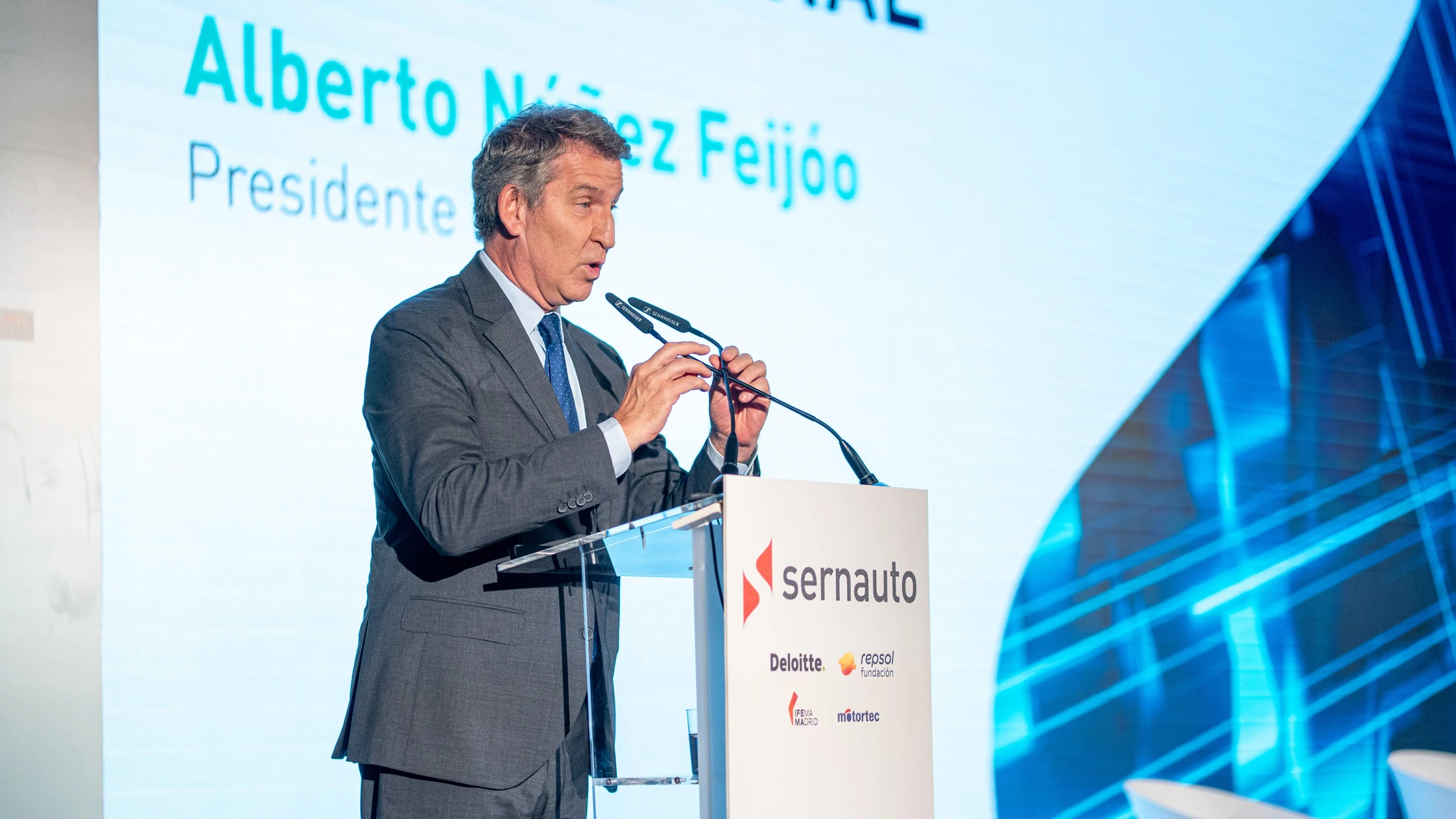 El presidente del PP, Alberto Núñez Feijóo, interviene durante la inauguración del XII encuentro de Sernauto, en el Auditorio Sur de Ifema Madrid, a 19 de junio de 2025, en Madrid (España). Bajo el lema “ADN España. Impulso, inteligencia y resiliencia”, el evento reúne a líderes industriales, representantes institucionales y expertos para debatir cómo España puede consolidarse como un hub industrial y tecnológico de referencia en automoción. Se abordan los grandes retos del sector: transforma...