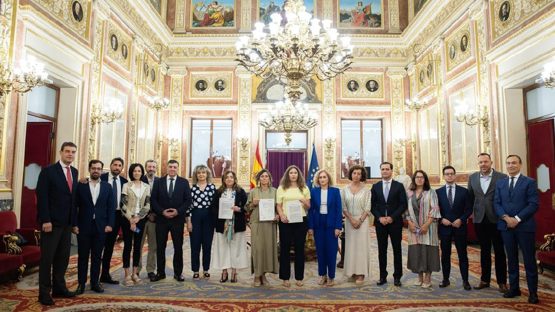 Los parlamentarios junto con el escrito