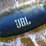 Este altavoz inalámbrico es resistente al agua y al polvo