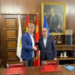 El alcalde de Soria, Carlos Martínez, y el director general de Iberaval, Pedro Pisonero, suscriben el convenio de colaboración