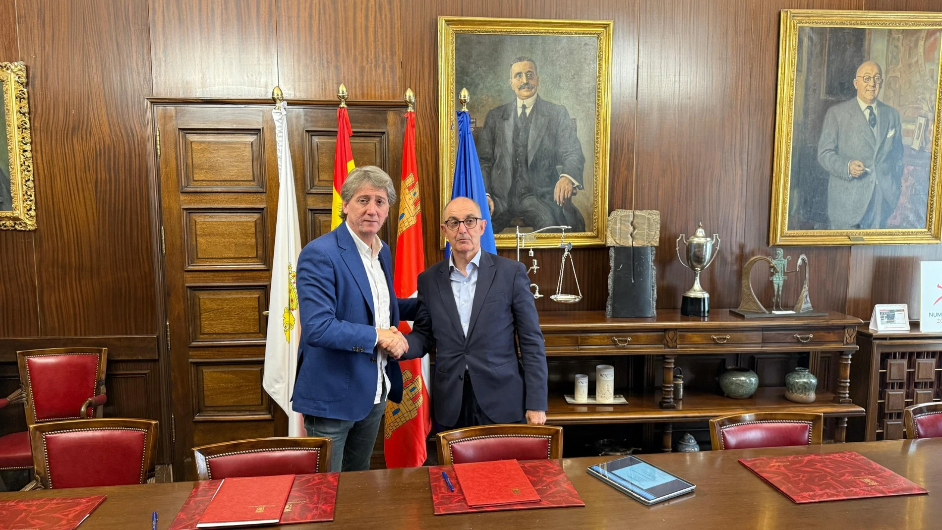 El alcalde de Soria, Carlos Martínez, y el director general de Iberaval, Pedro Pisonero, suscriben el convenio de colaboración