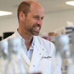 El príncipe Guillermo en un laboratorio