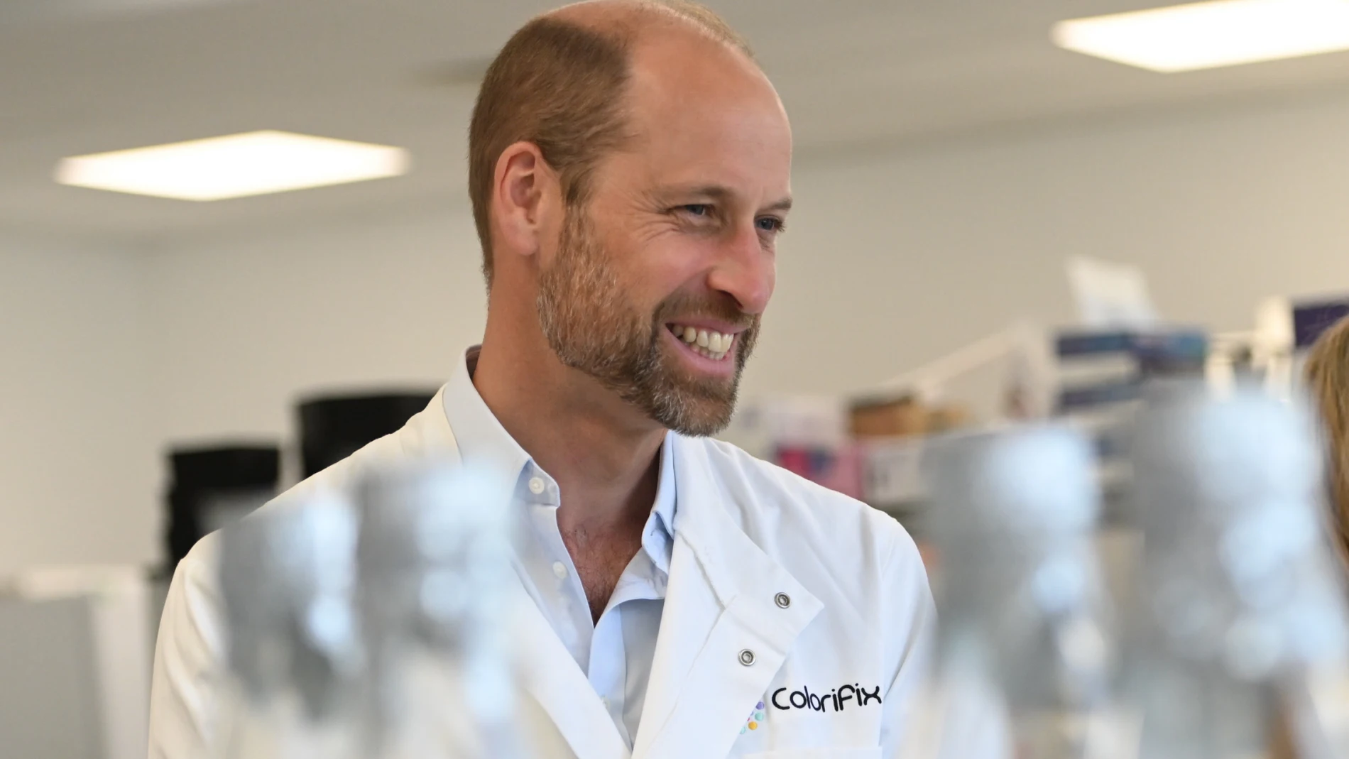 El príncipe Guillermo en un laboratorio