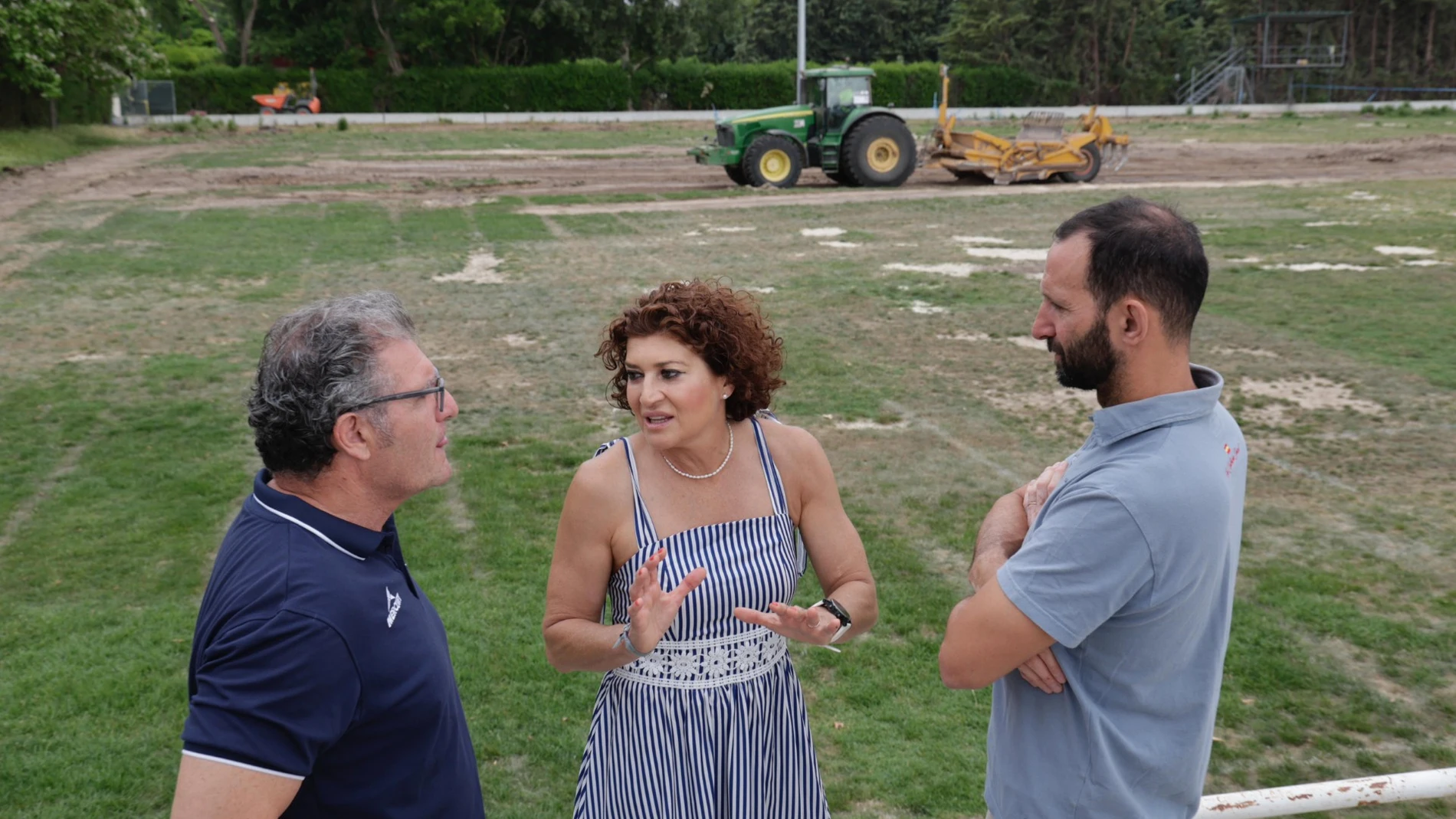 La concejala Mayte Martínez visita las obras junto al presidente del VRAC, Jorge Calleja; y el gerente de El Salvador, Fernando Suárez